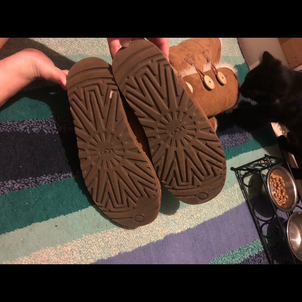 Size 8 bailey button uggs - Picture 4 of 4